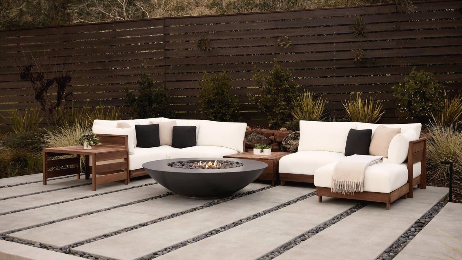 Gartenmöbel mit Aluminiumrahmen auf einer Terrasse