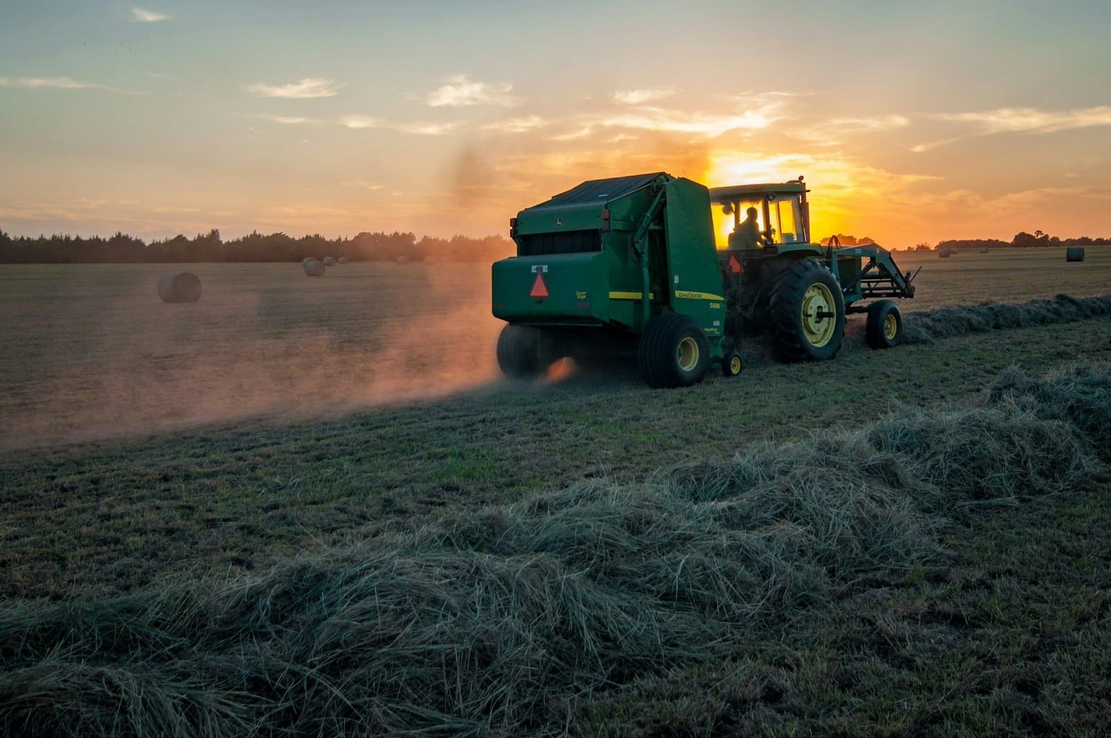 Landmaschine bei der Arbeit auf dem Feld