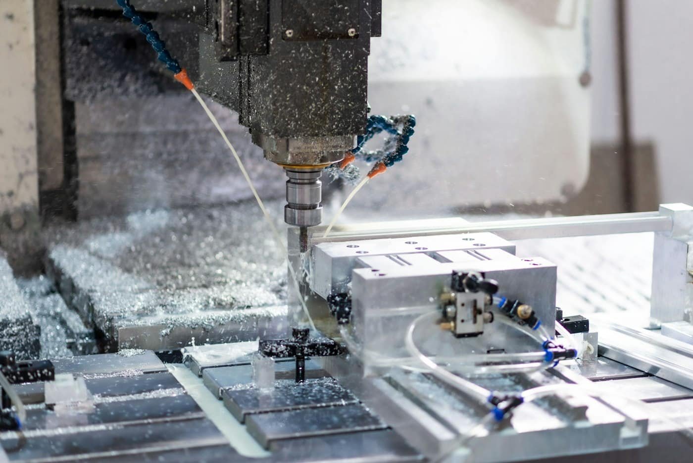 CNC-Fräsmaschine bearbeitet ein Aluminiumteil